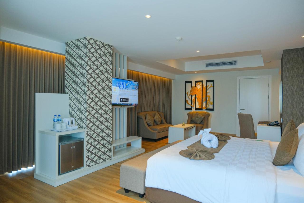 Platinum Adisucipto Hotel & Conference Center Kalasan Exterior foto
